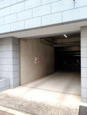 渋谷区代々木、マンションの駐車場画像です