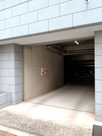 渋谷区代々木、マンションの駐車場画像です