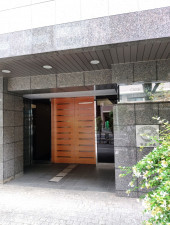 渋谷区神泉町、マンションのエントランス画像です