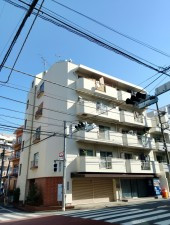 渋谷区初台、マンションの外観画像です
