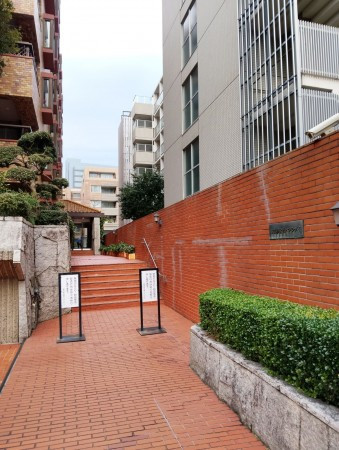 渋谷区代々木、マンションのエントランス画像です