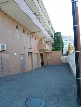 渋谷区富ヶ谷、マンションの駐車場画像です