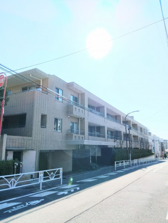 渋谷区初台、マンションの外観画像です