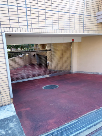 渋谷区初台、マンションの駐車場画像です
