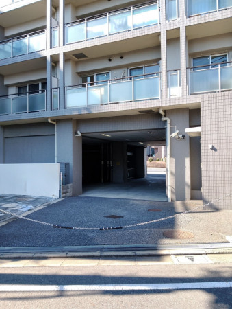 渋谷区富ヶ谷、マンションの駐車場画像です