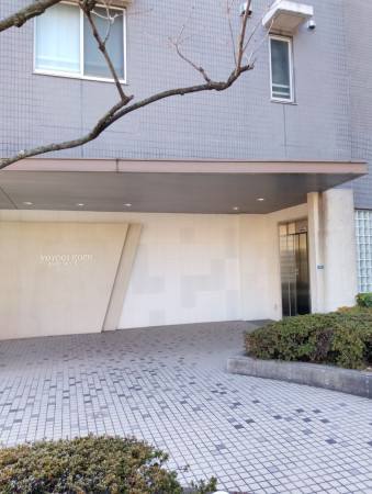 渋谷区富ヶ谷、マンションのエントランス画像です