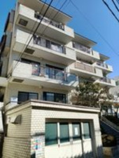 渋谷区初台、マンションの外観画像です