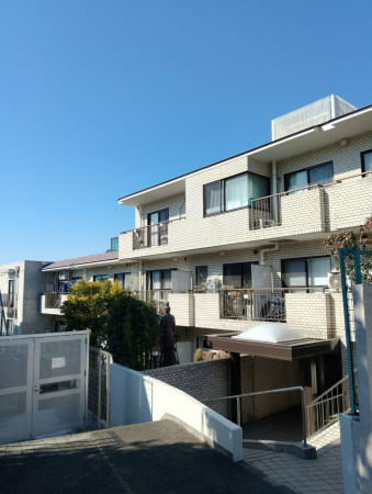 渋谷区初台、マンションの外観画像です