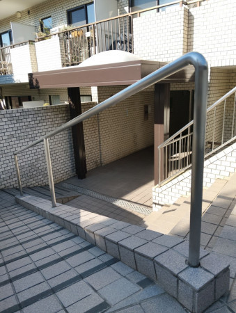 渋谷区初台、マンションのエントランス画像です