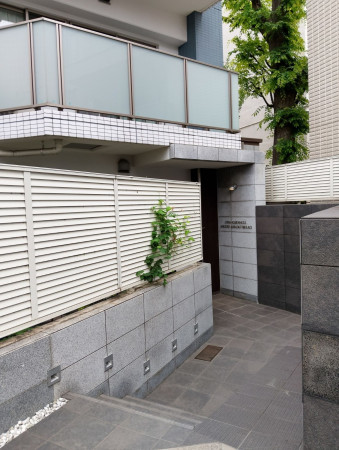 目黒区青葉台、マンションのエントランス画像です