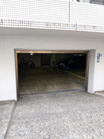 渋谷区恵比寿西、マンションの駐車場画像です