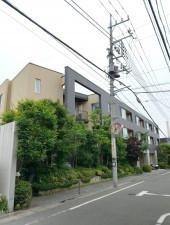 目黒区中目黒、マンションの外観画像です