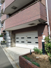 渋谷区富ヶ谷、マンションの駐車場画像です
