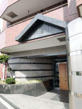 渋谷区富ヶ谷、マンションのエントランス画像です