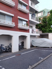 渋谷区上原、マンションの駐車場画像です