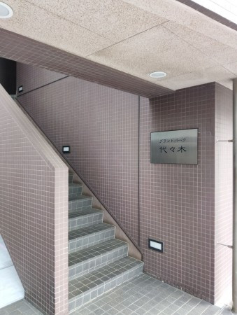 渋谷区千駄ヶ谷、マンションのエントランス画像です