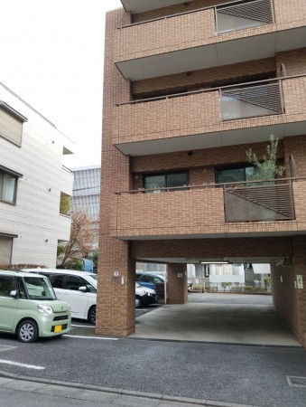 渋谷区代々木、マンションの駐車場画像です