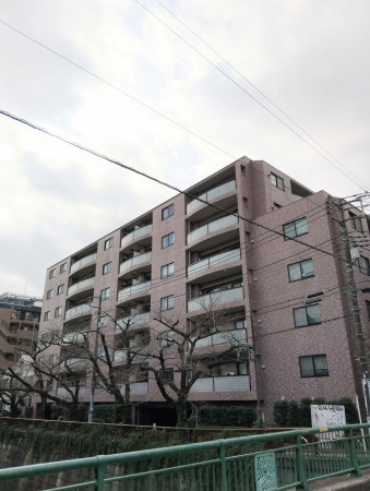 目黒区青葉台、マンションの外観画像です
