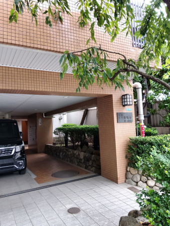 目黒区青葉台、マンションのエントランス画像です
