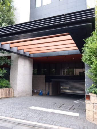 渋谷区上原、マンションの駐車場画像です