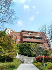 目黒区青葉台、マンションの外観画像です