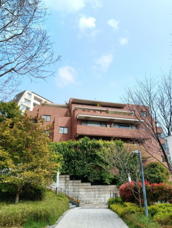 目黒区青葉台、マンションの外観画像です