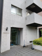 渋谷区富ヶ谷、マンションのエントランス画像です