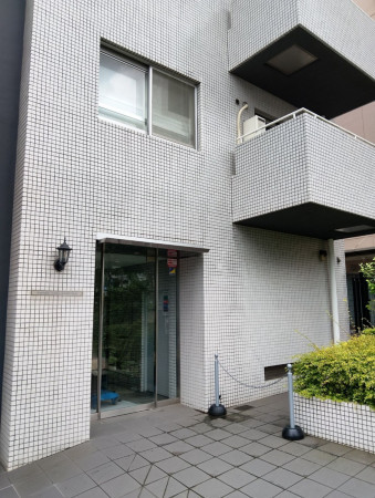 渋谷区富ヶ谷、マンションのエントランス画像です