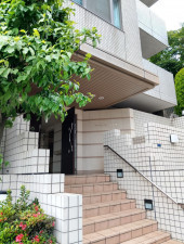 渋谷区代々木、マンションのエントランス画像です