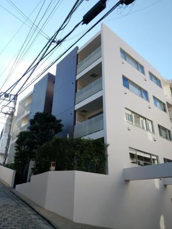 渋谷区鶯谷町、マンションの外観画像です