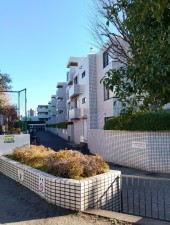 目黒区上目黒、マンションの外観画像です