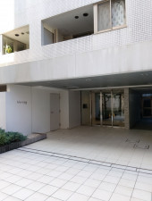 渋谷区富ヶ谷、マンションのエントランス画像です