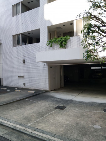 渋谷区富ヶ谷、マンションの駐車場画像です