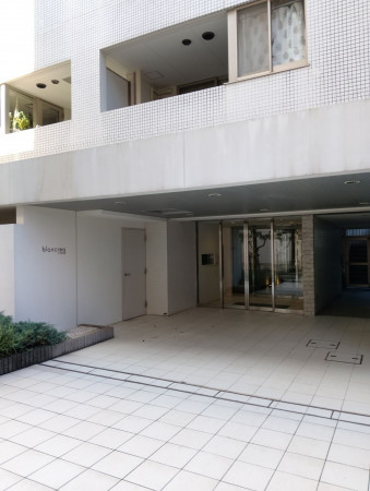 渋谷区富ヶ谷、マンションのエントランス画像です