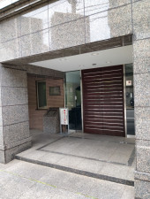 渋谷区初台、マンションのエントランス画像です
