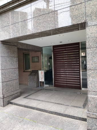 渋谷区初台、マンションのエントランス画像です
