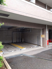 目黒区上目黒、マンションの駐車場画像です