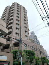 目黒区上目黒、マンションの外観画像です