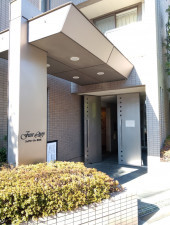 渋谷区初台、マンションのエントランス画像です