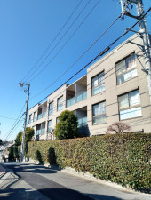 渋谷区初台、マンションの外観画像です