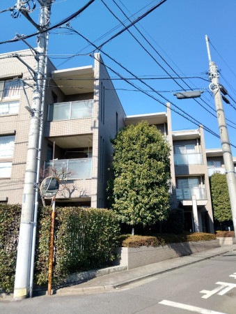 渋谷区初台、マンションの外観画像です