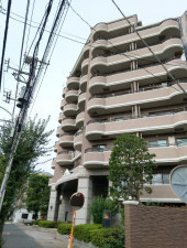 目黒区駒場、マンションの外観画像です