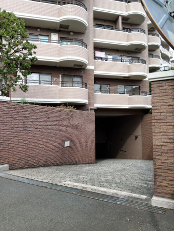 目黒区駒場、マンションの駐車場画像です