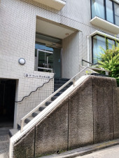 渋谷区上原、マンションのエントランス画像です
