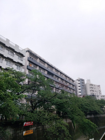 目黒区上目黒、マンションの外観画像です