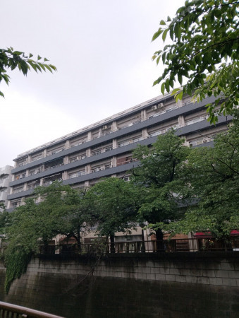 目黒区上目黒、マンションの外観画像です