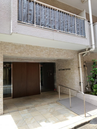 渋谷区代々木、マンションのエントランス画像です