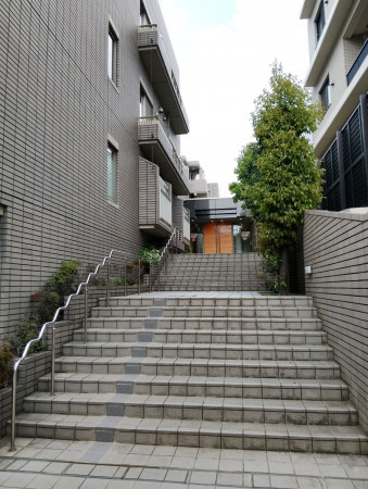 目黒区東山、マンションのエントランス画像です