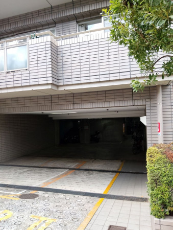 目黒区東山、マンションの駐車場画像です