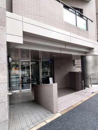 目黒区青葉台、マンションのエントランス画像です